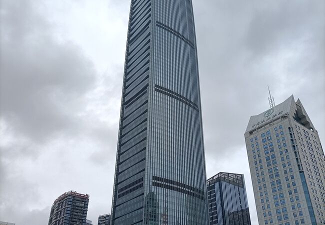 地下鉄【大戯院駅】で下車、地上に上がると目に飛び込んでくる超高層ビルがこちらで、日本の高層ビルよりも遥かに高い441mを誇ります。