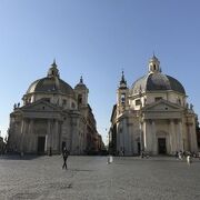 ポポロ門から入都した旅人が最初に見るローマ市街地。 ポポロ広場にある双子の教会。広場の中央にはオベリスクが建っています。 