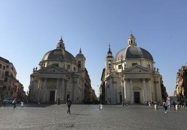 ポポロ門から入都した旅人が最初に見るローマ市街地。 ポポロ広場にある双子の教会。広場の中央にはオベリスクが建っています。 