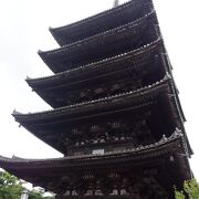 レトロな感じの街並みに囲まれた日本最古の五重塔です。