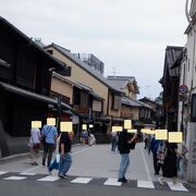 レトロな感じの風景の商店街でした。