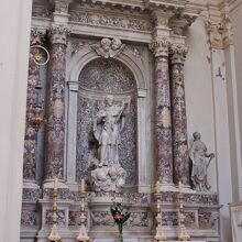 聖堂右側の祭壇