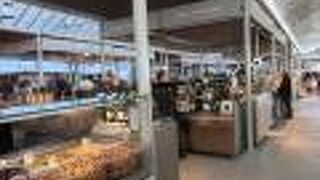 清潔な市場で食べ歩きもできる