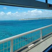 バスの車窓から見る美しい海の絶景！