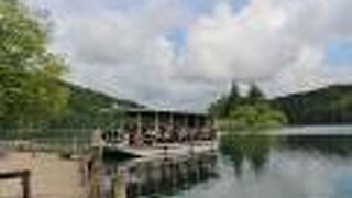 コジャク湖を行き交う遊覧船　移動と休憩を兼ねて利用するには良いかも