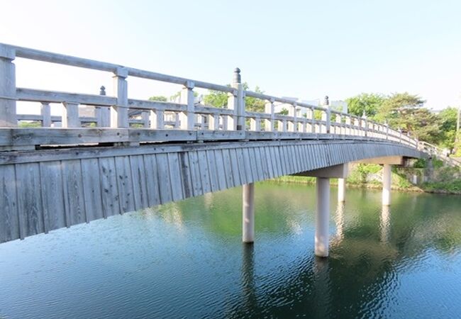 浅野川大橋の下流に架かる歩行者専用橋