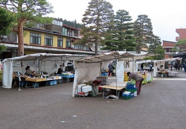 店頭には野菜や漬物が並んでいました