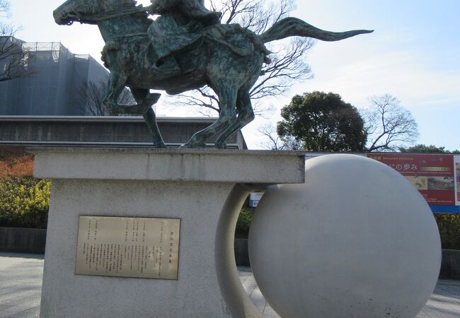 将軍、馬の銅像