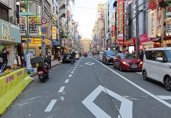 南海難波駅東側からカーブして堺筋の日本橋3交差点へ続きます