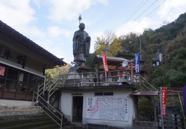 本堂前に建つ弘法大師立像がシンボル