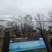 日本有数の水質で「支笏湖ブルー」と言われる青色の湖