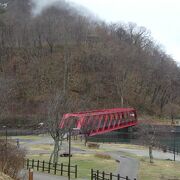 支笏湖畔の千歳川に架かる赤色の鉄橋