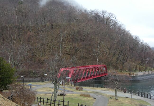 支笏湖畔の千歳川に架かる赤色の鉄橋