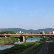 古くは柴田勝家が架け替えた、と伝わる橋