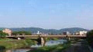 古くは柴田勝家が架け替えた、と伝わる橋