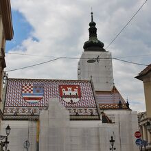色瓦でモザイク模様の紋章が描かれた、聖マルコ教会の屋根