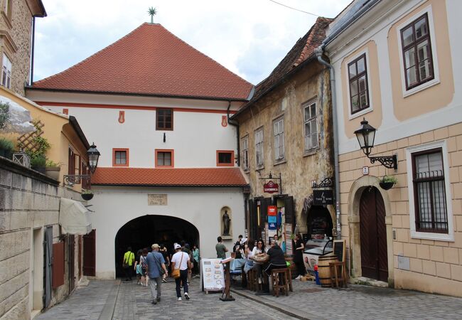 聖マルコ教会を中心とした商人の町「グラデツ」で唯一現存する中世の門