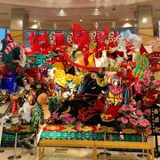八戸駅隣接の施設で、お土産屋さんなどが入ります。　八戸三社大祭のジオラマが見事!