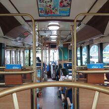 車内はレトロ調、観光名所で紹介アナウンスあり