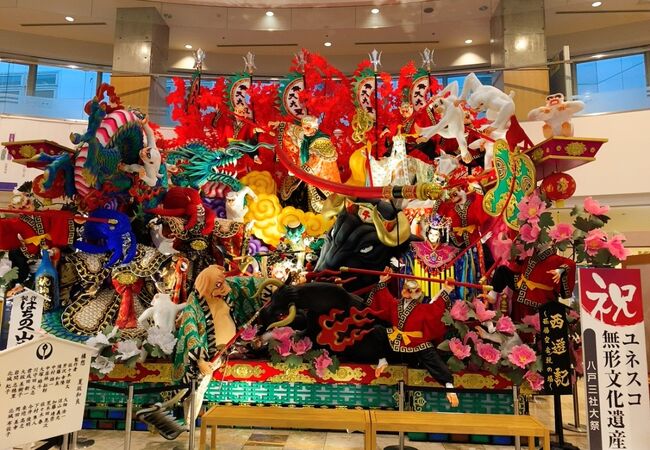 八戸駅隣接の施設で、お土産屋さんなどが入ります。　八戸三社大祭のジオラマが見事!