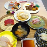 朝食は「ミニ回転すし」もある