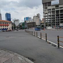 市場から外を見た感じです。