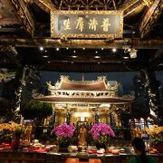 豪華絢爛な台北を象徴する寺院のひとつ