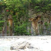 柱状節理の絶壁の前を流れる松川の早瀬