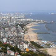 海沿いの細長い公園で、ロープウェイで鉢伏山の展望台まで上がることができます。