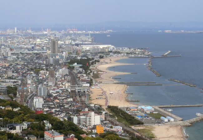 海沿いの細長い公園で、ロープウェイで鉢伏山の展望台まで上がることができます。