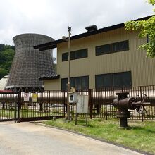 稼働中の冷却塔と蒸気配管