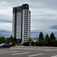 駅と反対側からの外観。