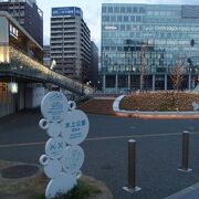 人気のカフェなどが集まる公園