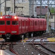 知立駅ホームではスイッチバックで山線・海線を振り分け