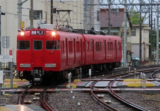 知立駅ホームではスイッチバックで山線・海線を振り分け