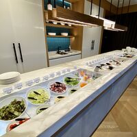 朝食ブッフェのコールド系(ヨーグルト、サーモン、生ハムなど)