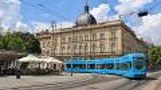 時刻表を気にする必要がないほど頻繁に運行されており、ちょい乗りに便利