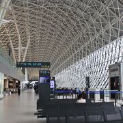新ターミナルが供用開始となった、明るい近代的な空港