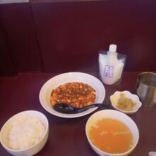 麻婆豆腐と定食セット。杏仁みるちゅも。