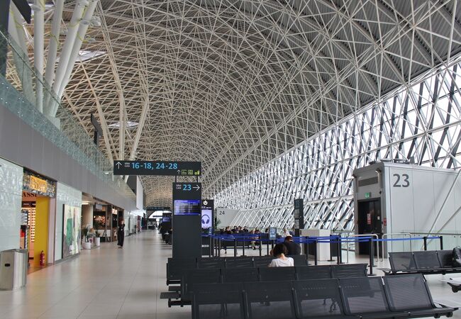 新ターミナルが供用開始となった、明るい近代的な空港