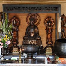 台座の中に鎮座している仏像