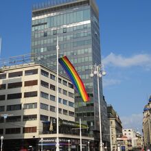 ...広場の一画には≪ザグレブ360°≫のような新しいビルも