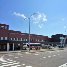 空港ターミナルビルを経由