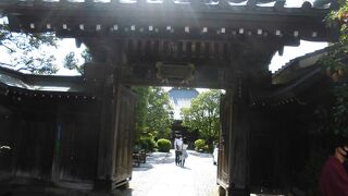 蔵の街の脇にある