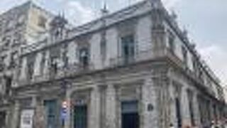 青いタイルで装飾