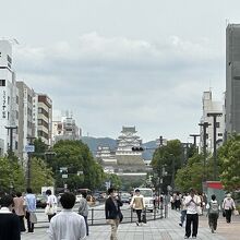 姫路駅を出ると目の前にはもう姫路城が見えています