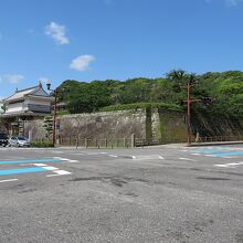 おぉ、巨大な「御楼門」が目立っています