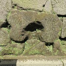 写真では分かりづらいですが、こちらには銃弾がめり込んでいます