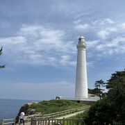 とても綺麗な青い海と空そして白い灯台