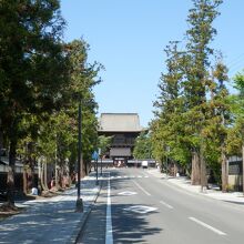 参道の両側に建つ寺院が続きます